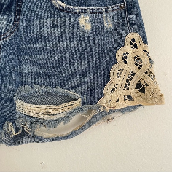 Free People Destructed Mid Rise Shorts Lace Crochet Trim Size 26 - Picture 3 of 4